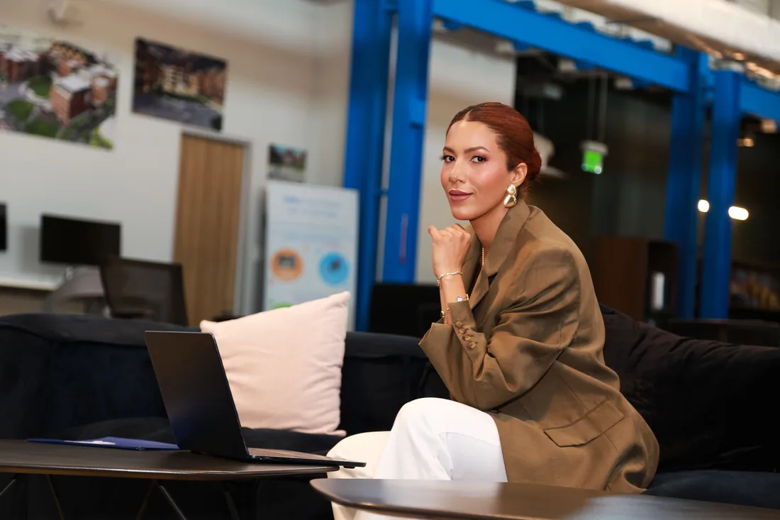 Aida Bermúdez en su espacio de trabajo